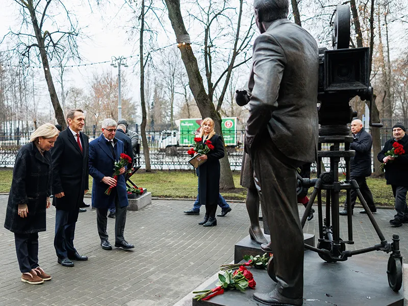 На Киностудии Горького открыли скульптурную композицию в память о создателях фильма «Семнадцать мгновений весны» - 2