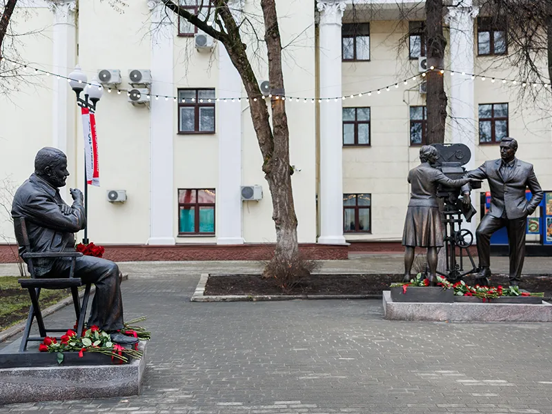 На Киностудии Горького открыли скульптурную композицию в память о создателях фильма «Семнадцать мгновений весны» - 8