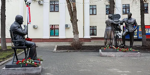 На Киностудии Горького открыли скульптурную композицию в память о создателях фильма «Семнадцать мгновений весны»